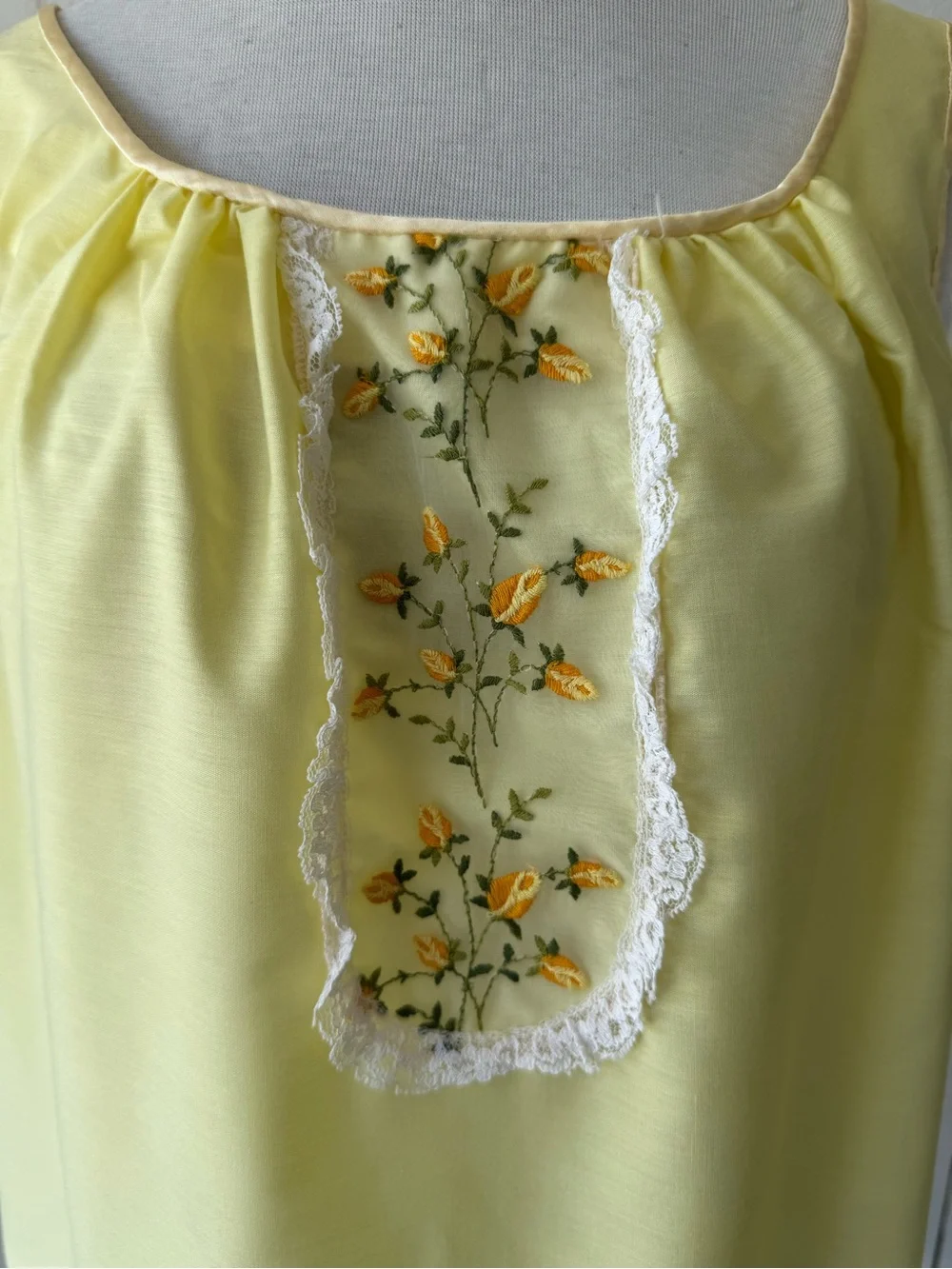 Vtg 60s Loungees Yellow Embroidered Nightgown L/XL Femme Cottage Lounge Dress - Picture 2 of 4